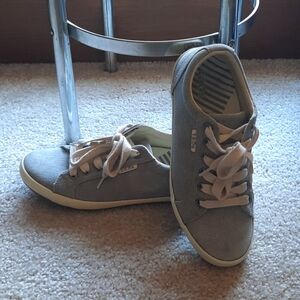 Women's Taos lace up sneakers in gray canvas size 8.